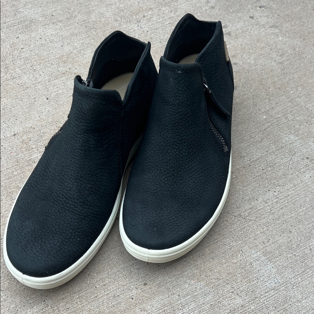 Women’s Black Slip-On Shoes